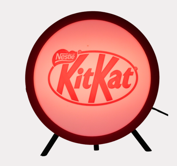 Luminária personalizada KitKat Nestlé branding físico