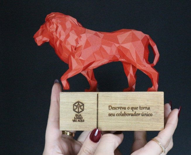 Troféu Instinto Animal leão low-poly vermelho base madeira personalizado